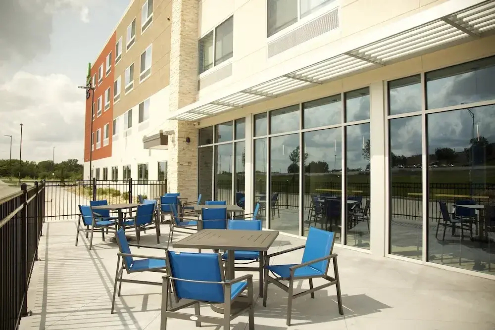 Holiday Inn Express & Suites Kansas City - Lee's Summit, an IHG Hotel