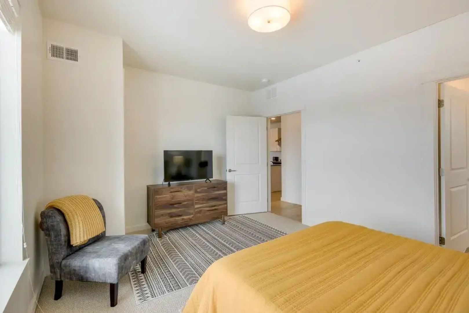 Livingston Condo w/ Balcony - 2 Mi to Downtown!