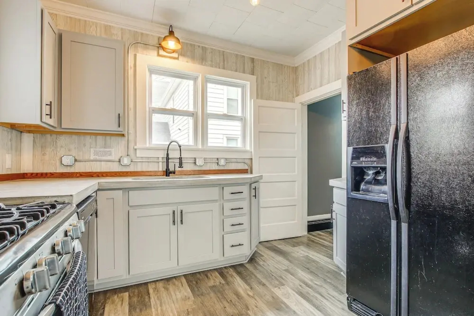 Walk to Dtwn Green Lake: Peaceful Getaway w/ Porch