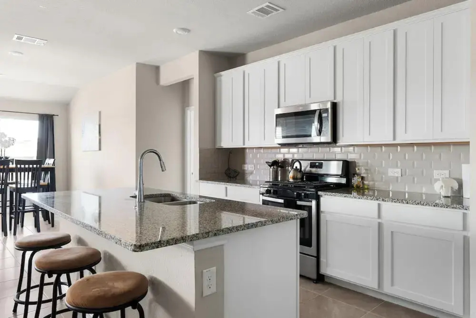 Charming 4BR Spacious Backyard in Hutto