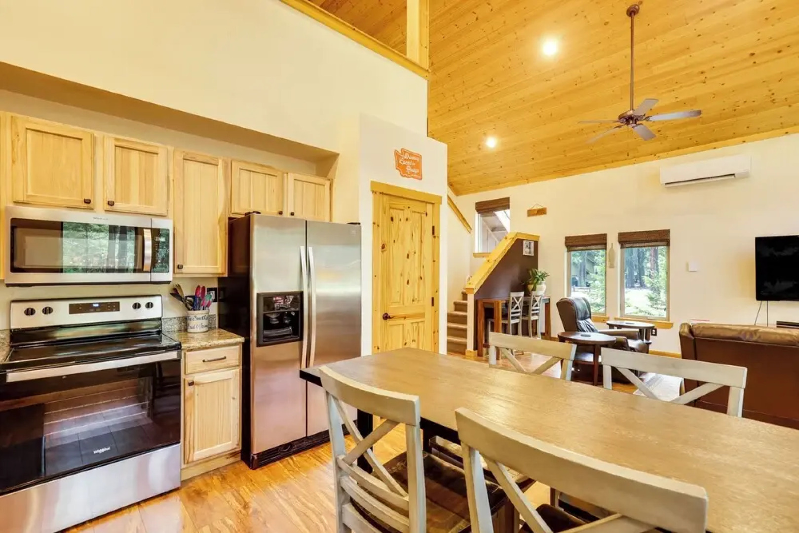 Hot Tub & Game Room: Ronald Retreat 2 Mi to Lake!