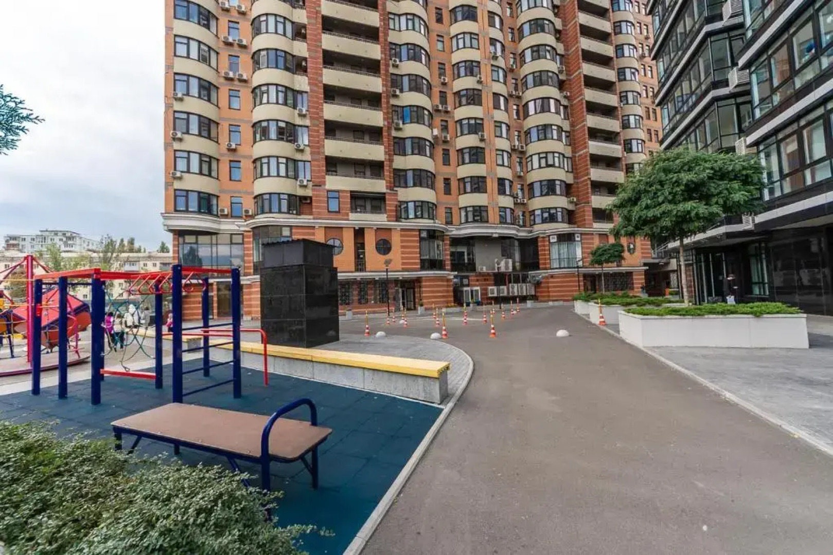 New building near Arena City Lesi Ukrainky 7a