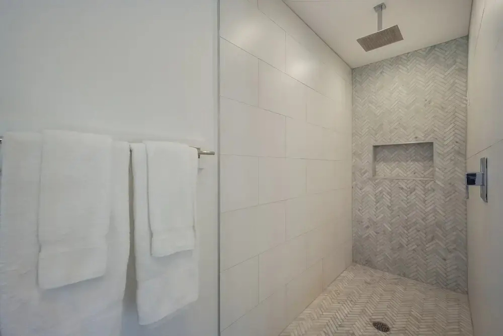 Gladiolus On The Water 3 Bedroom Home by RedAwning