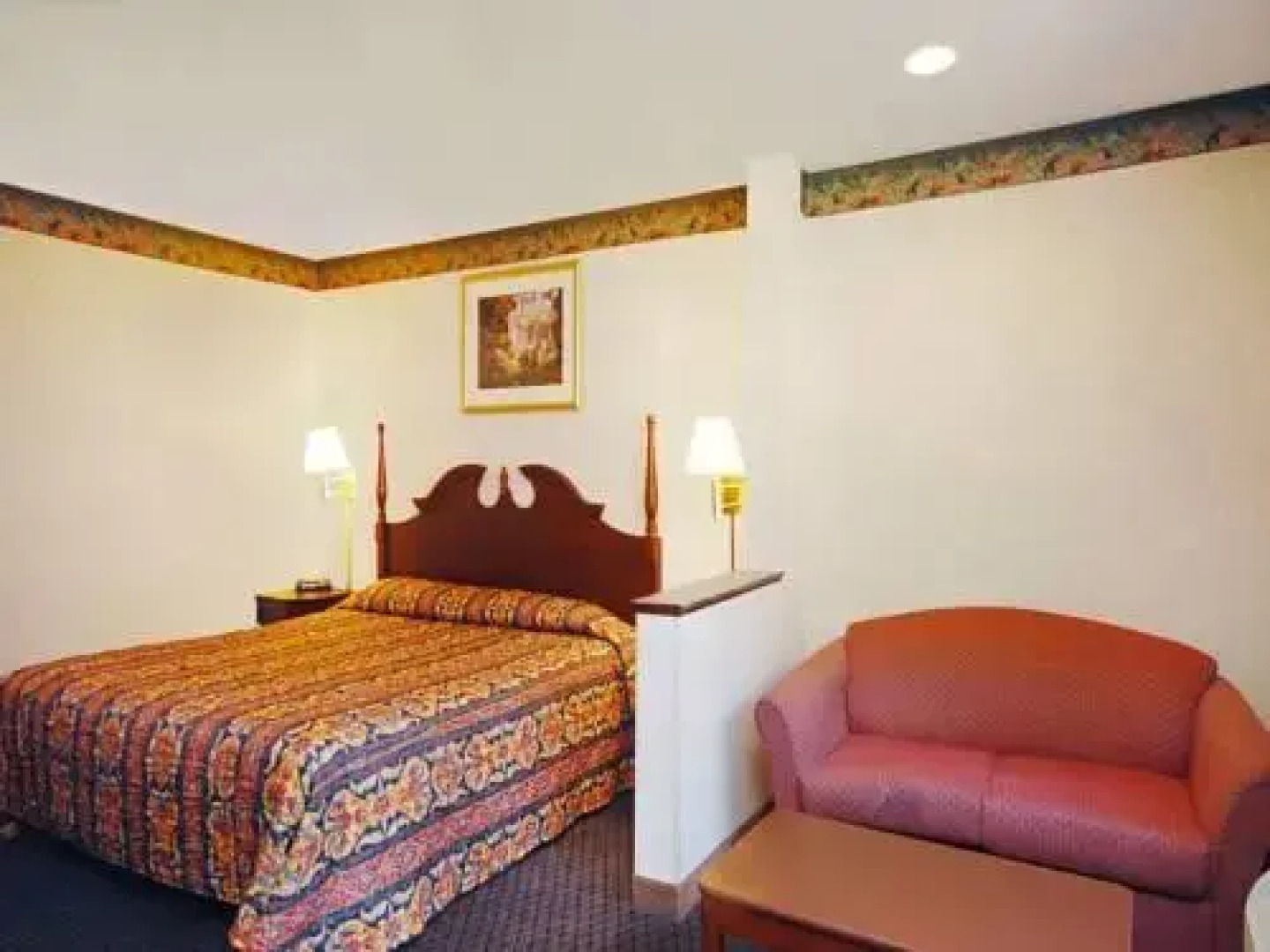 Econo Lodge Inn & Suites Downtown