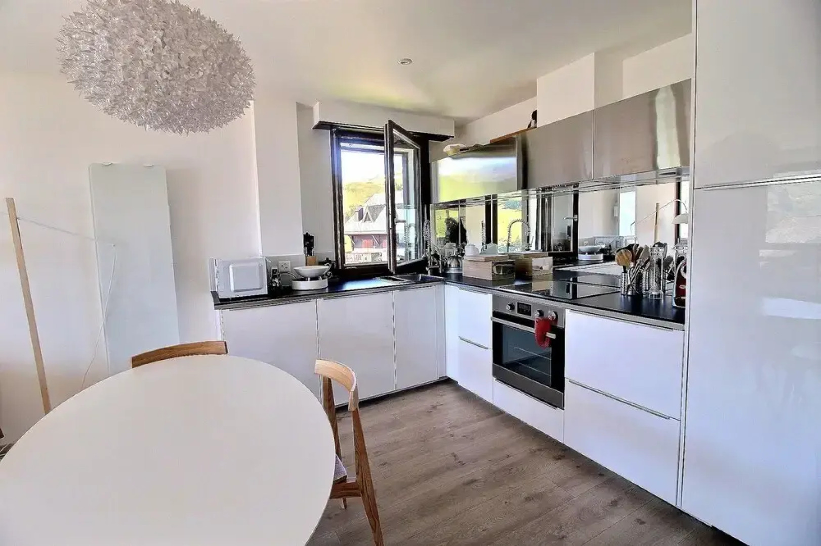 Mirois - Montagne 26 Ski-in Apartment on the Slopes in Les Crosets