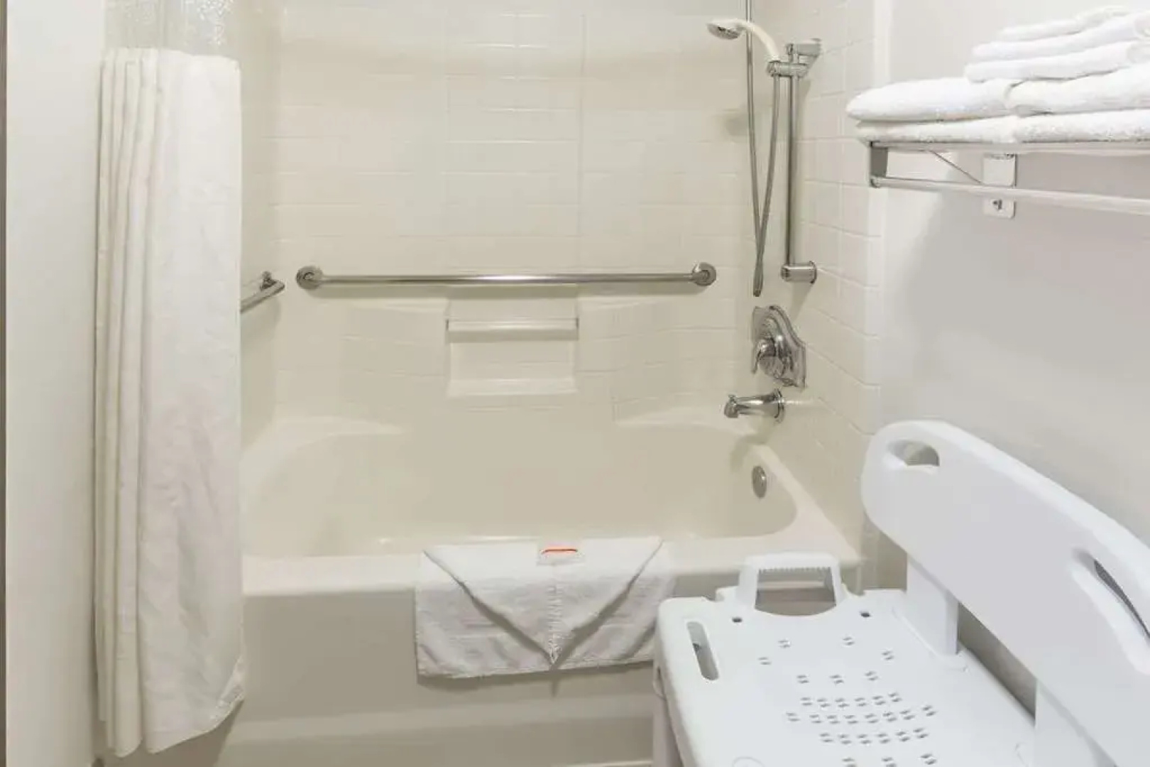 Newberg Travelodge Suites