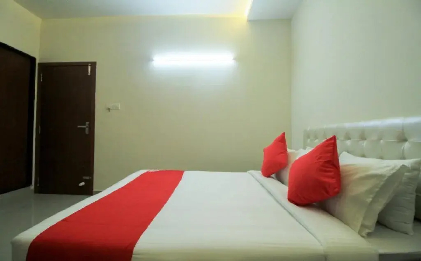 Varcity Bay By OYO Rooms