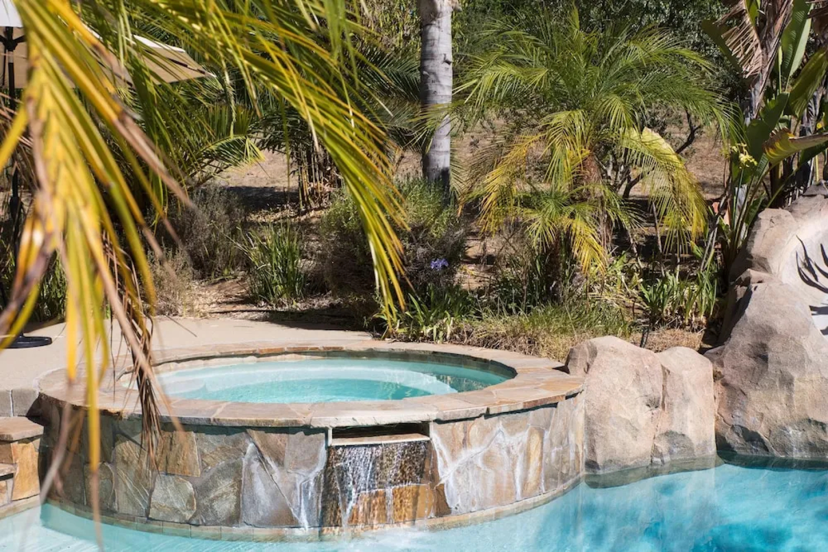 Burgundy by Avantstay Basketball Court Pool Hot Tub Outdoor Kitchen City Escape