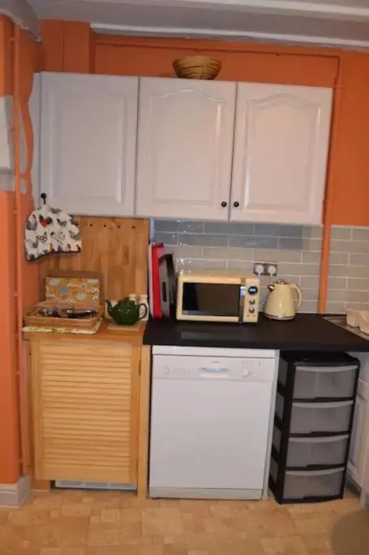 Spacious ground floor apartment. No 1A The Stables