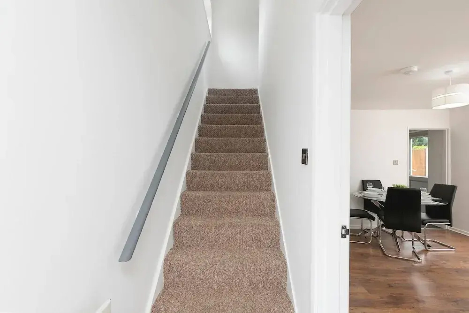 Skyvillion - Lush 2 Bed Hydean Way House & Garden