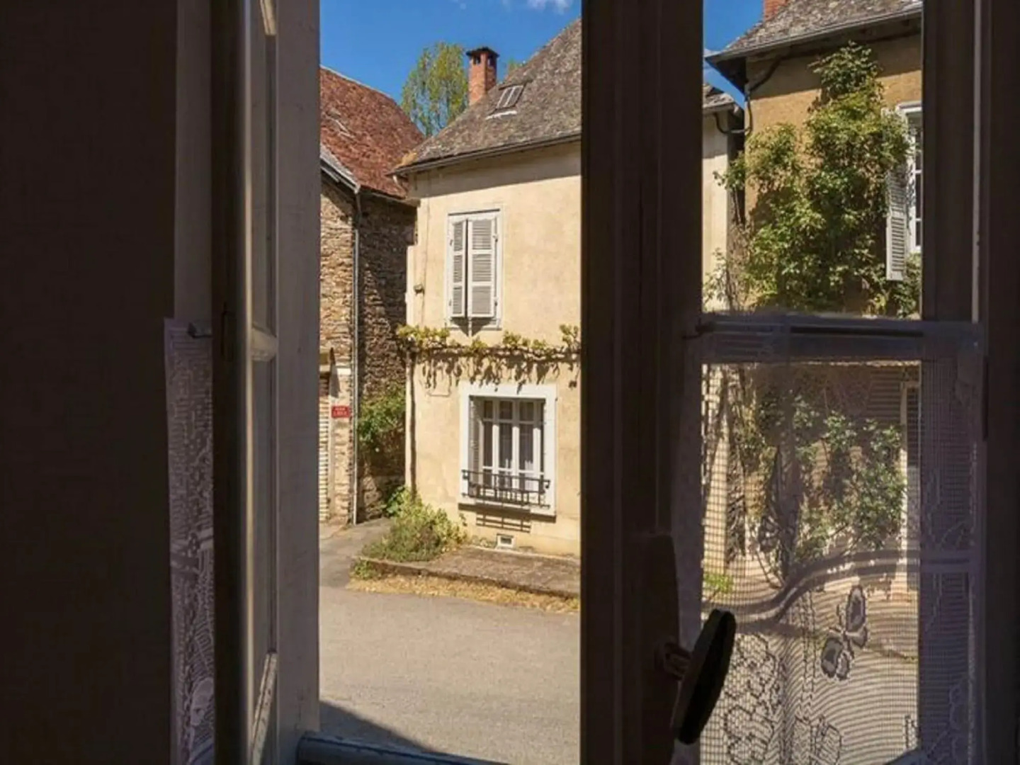 Charming holiday home in Ségur-le-Château with parking