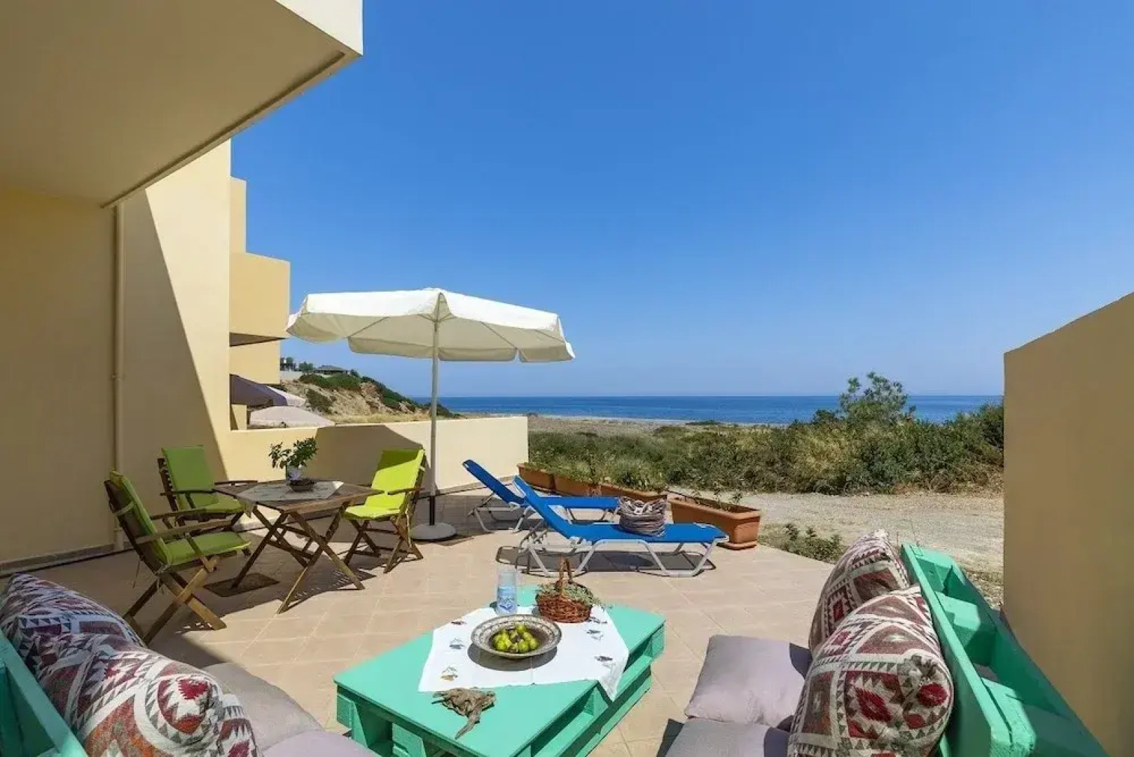 Live by the sea at House Almyra