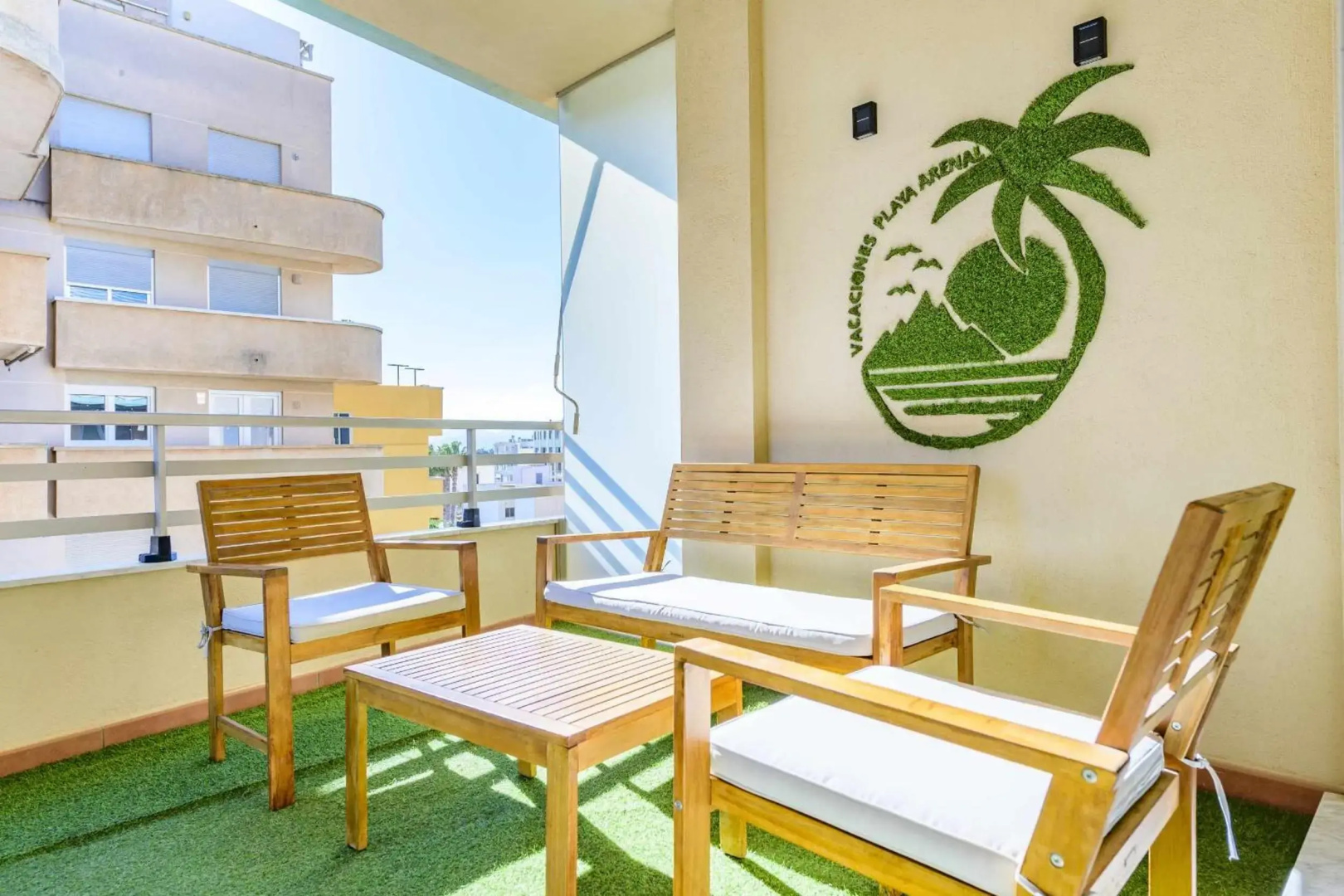Apart Port Arenal con terraza y piscina