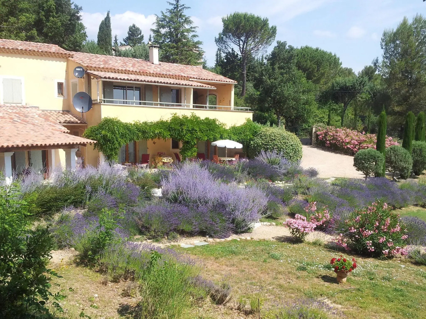 Peaceful Villa in Saint-Saturnin-lès-Apt with Swimming Pool