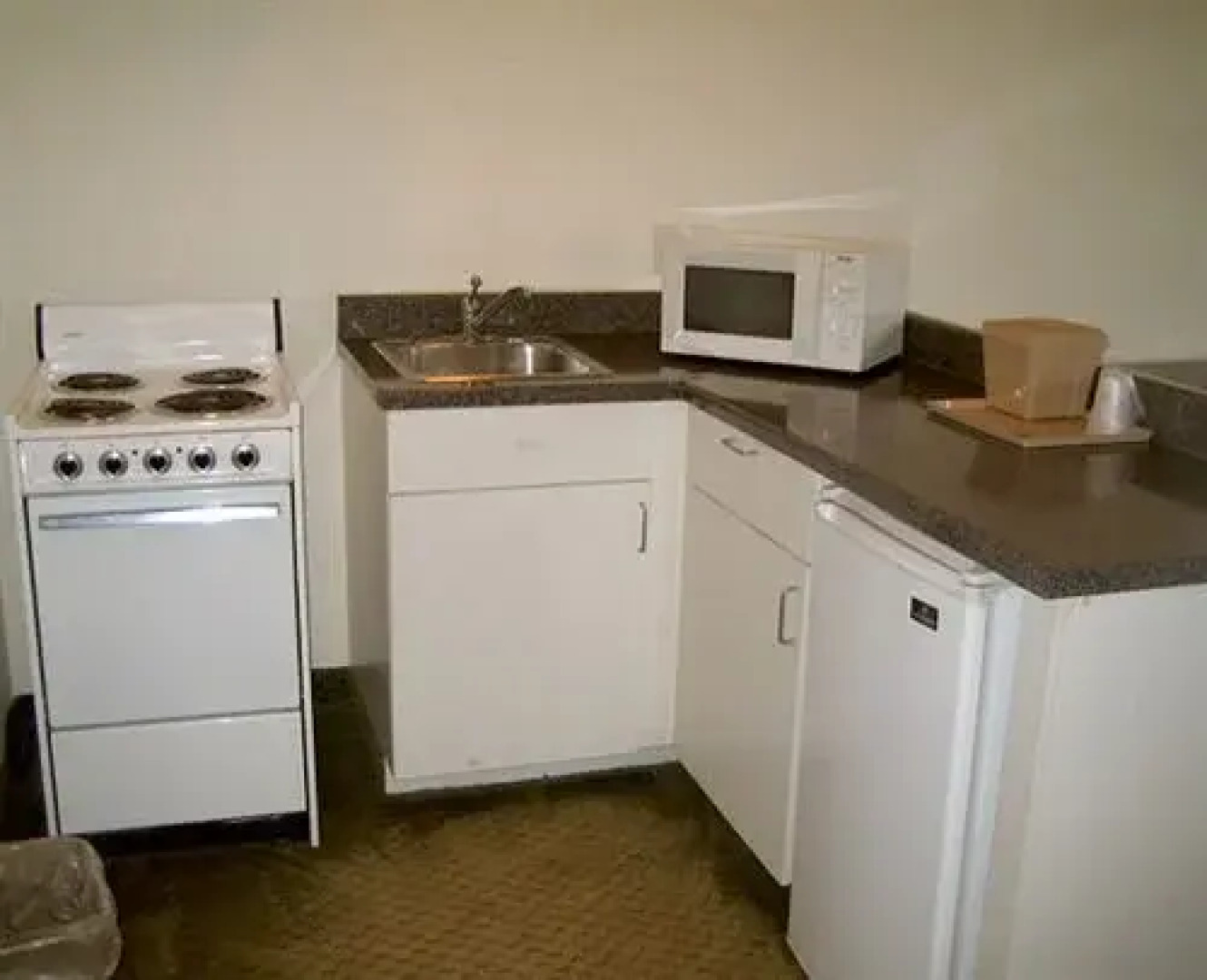 Delux Inn Express and Suites