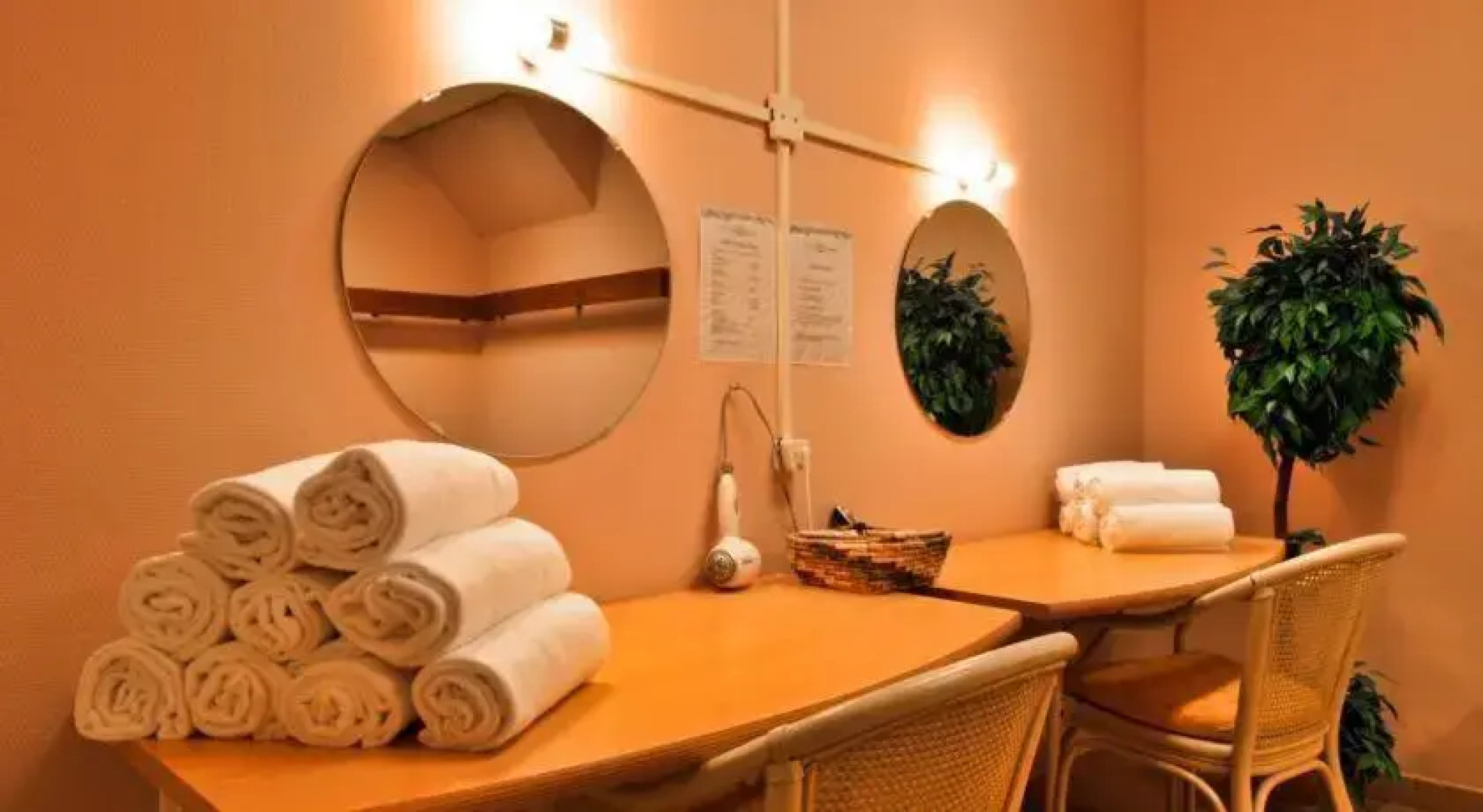 Appartementen STRANDHUYS en DE VUURTOREN - Resort Amelander Kaap met Terras en Gratis Verwarmd Binnen ZWEMBAD