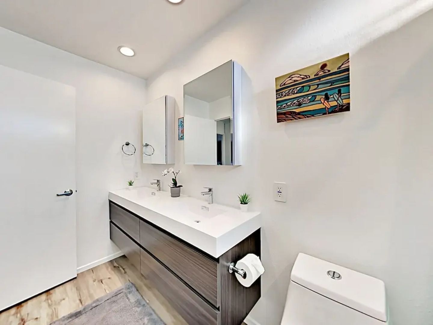 Modern Mountain-View Condo, 1 Block To Beach! Condo