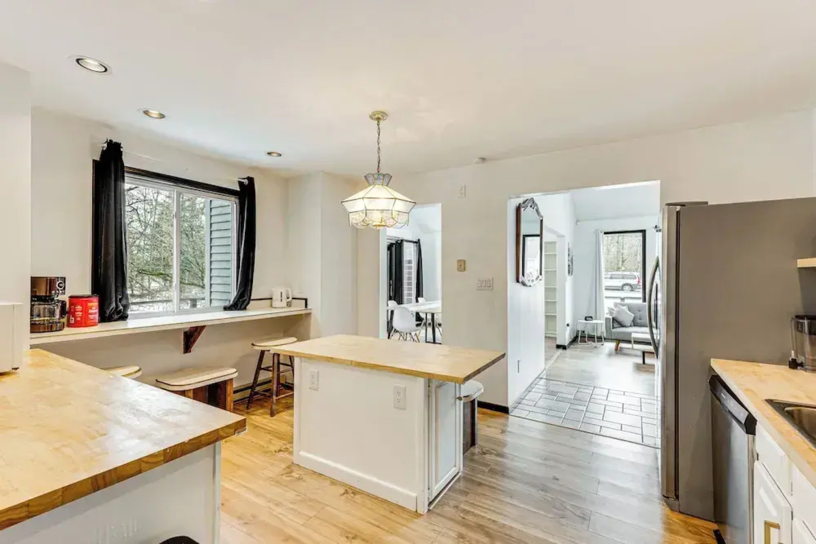 Hot Tub & Game Room: Long Pond Getaway!