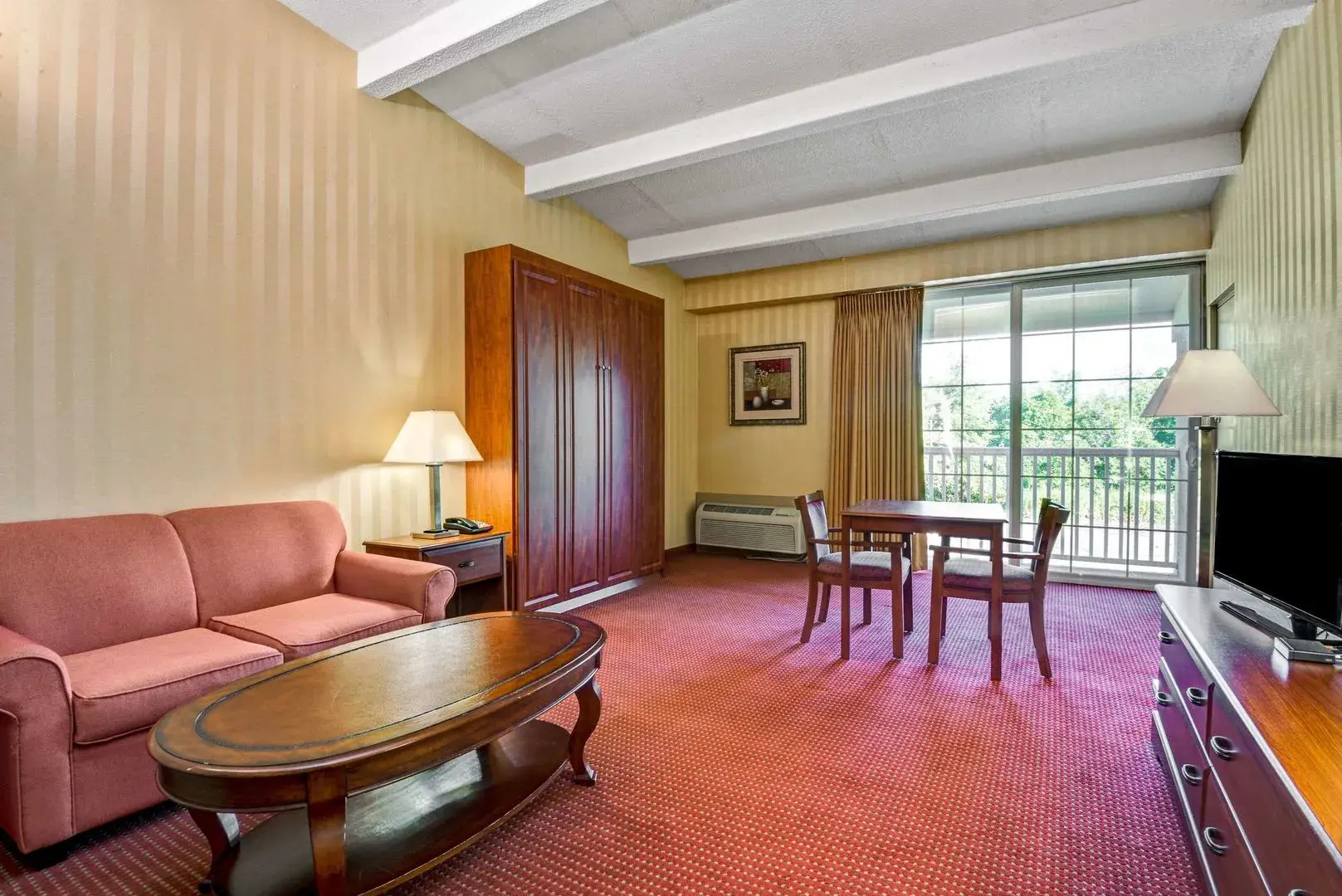 HomeSpring Inn & Studios