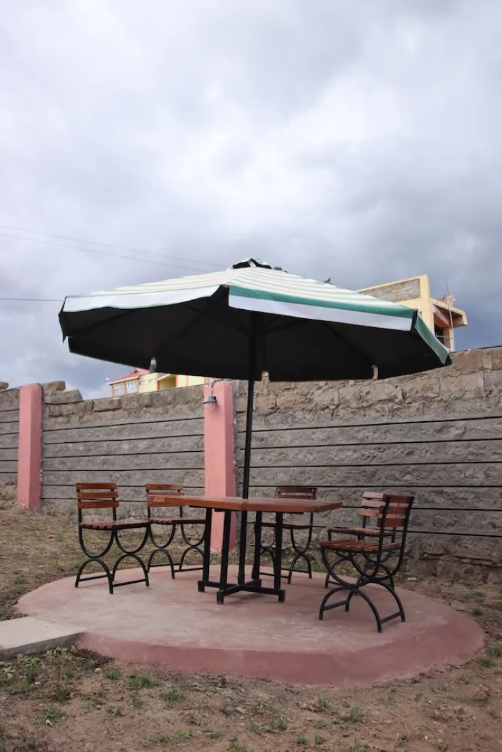 Lux Suites Ebony Mara House