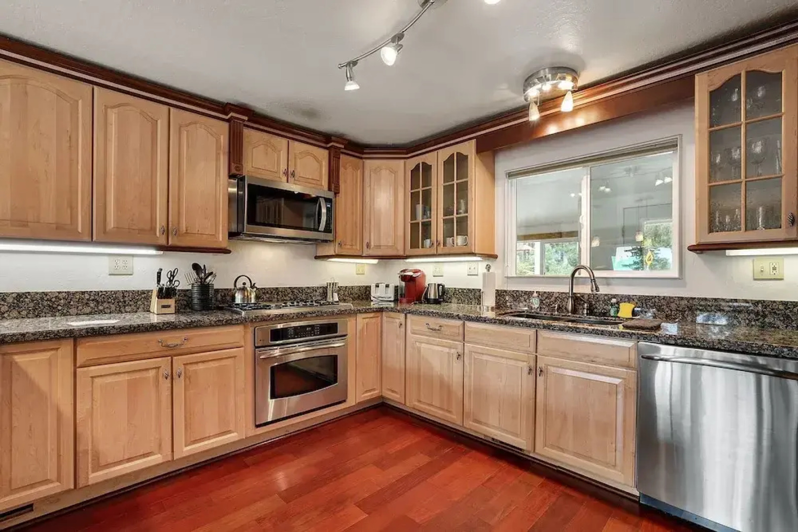 Hall Court Manor - Hot Tub, Pet Friendly, Pool Table!