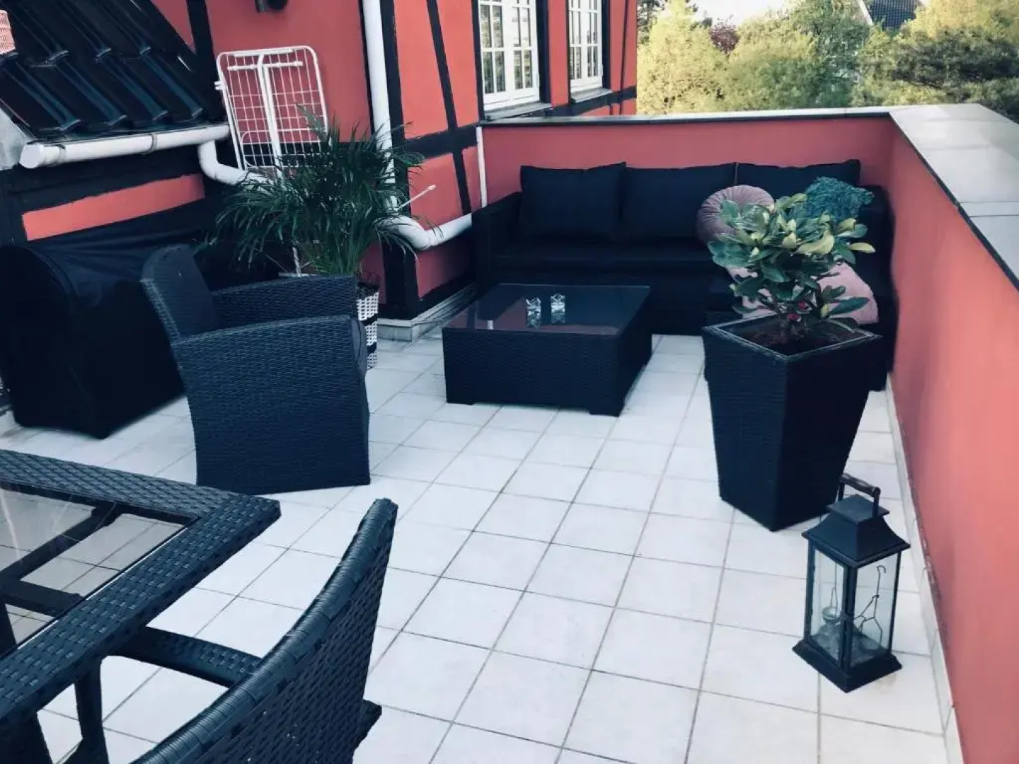 Centralt i Gentofte i 2 plan, ved S-Tog og busser