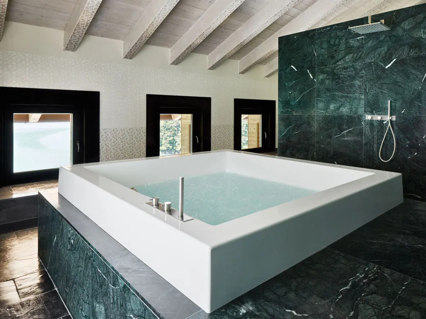 MAANJA Lake Front Suite and Restaurant