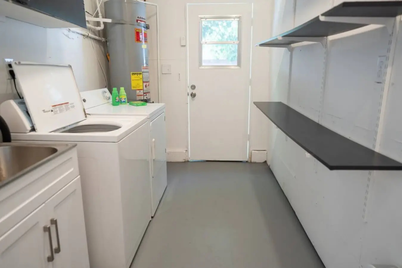 TASTEFUL SPACIOUS 3-BEDROOM HOME WITH HOT TUB ONLY MINUTES FROM DISNEYLAND  (p56)
