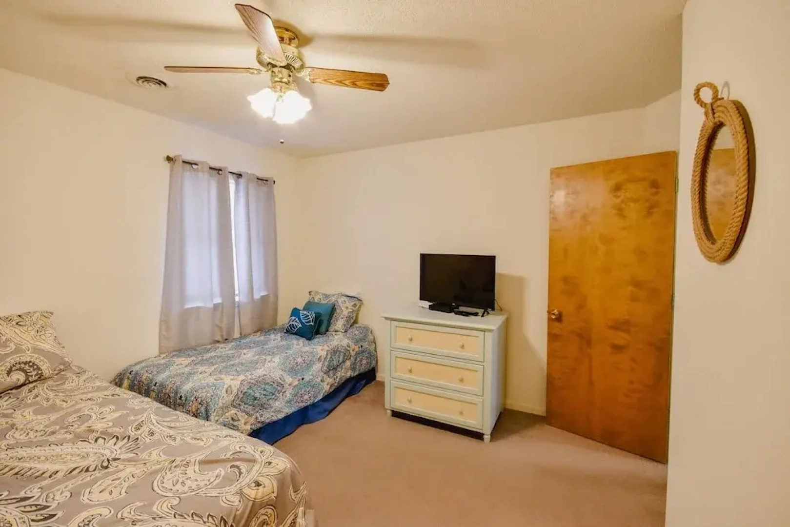 Hermitage 1g 2 Bedroom Condo by RedAwning