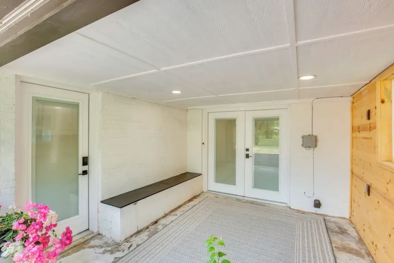 Away in Paris Retreat w/ Workspace, 2 Mi to Dtwn