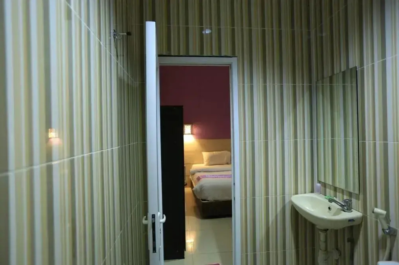 RedDoorz @ Glogor Carik