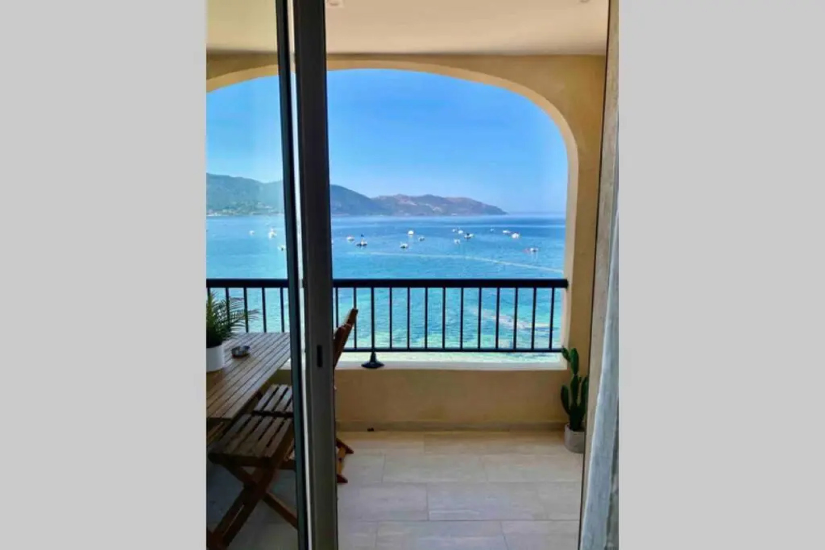 Appartement 3 pers sur la plage, accès direct mer