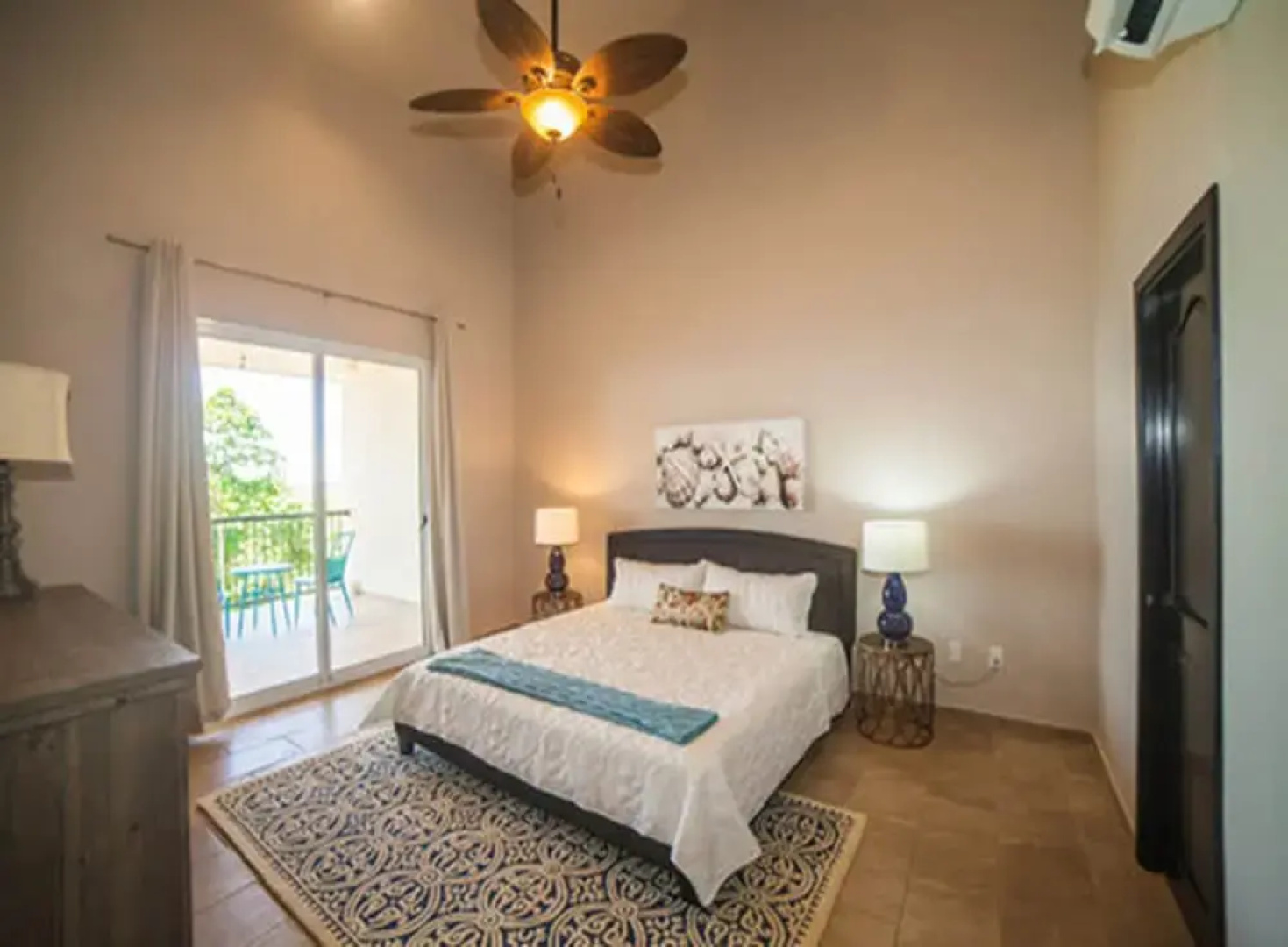 The Island Hub at Red Frog Beach Resort