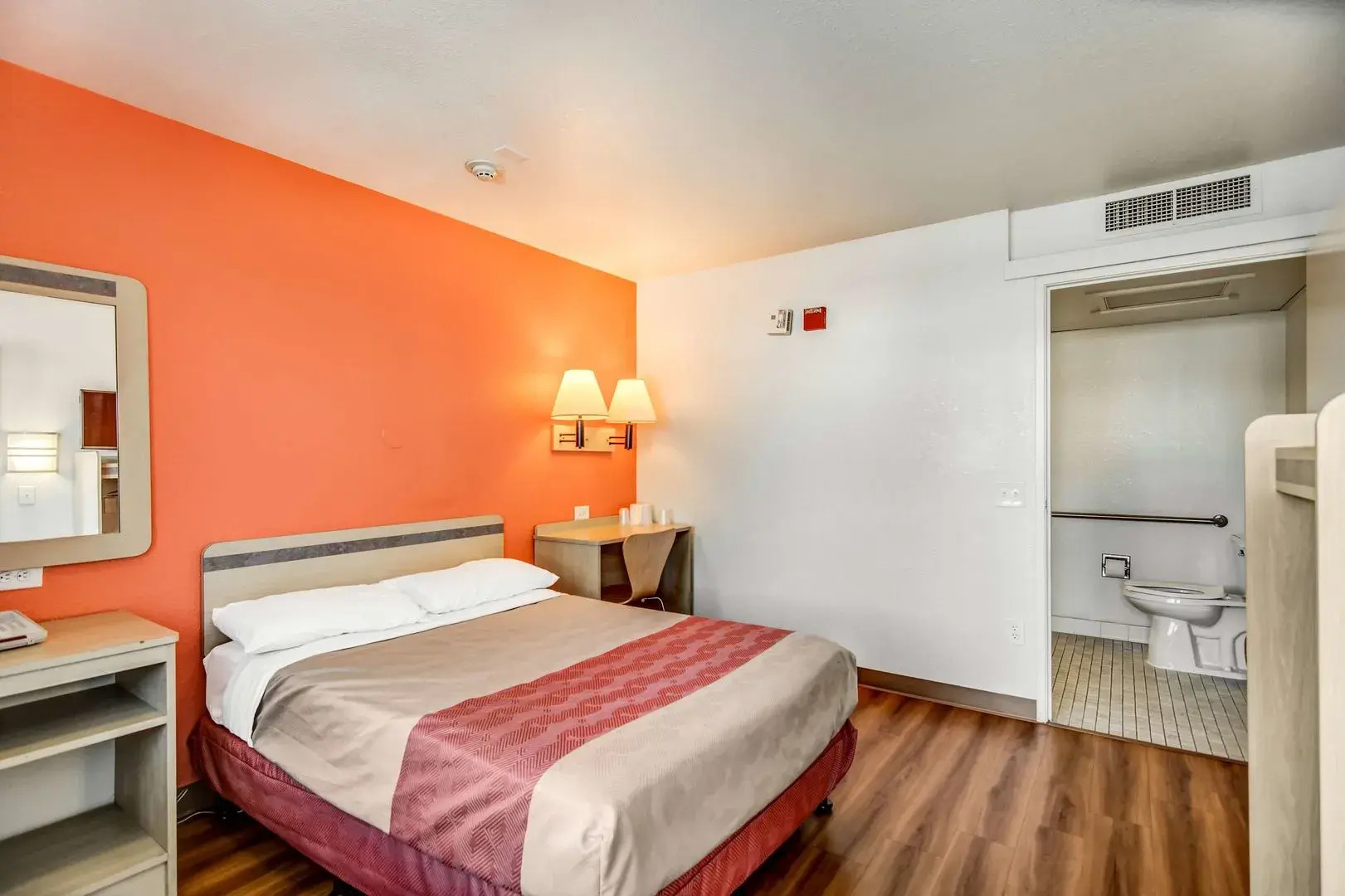 Super 8 by Wyndham Tracy