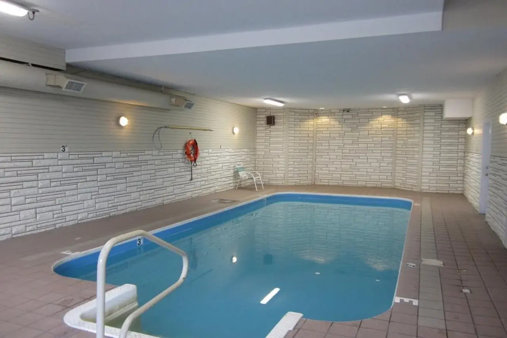 Riverland Inn & Suites