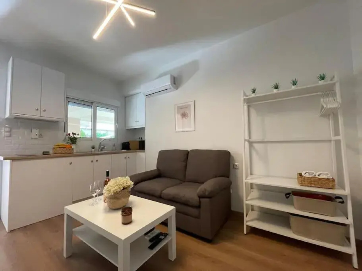 Persephone Stay Inn,Elevsis,Gr/3' from the Center