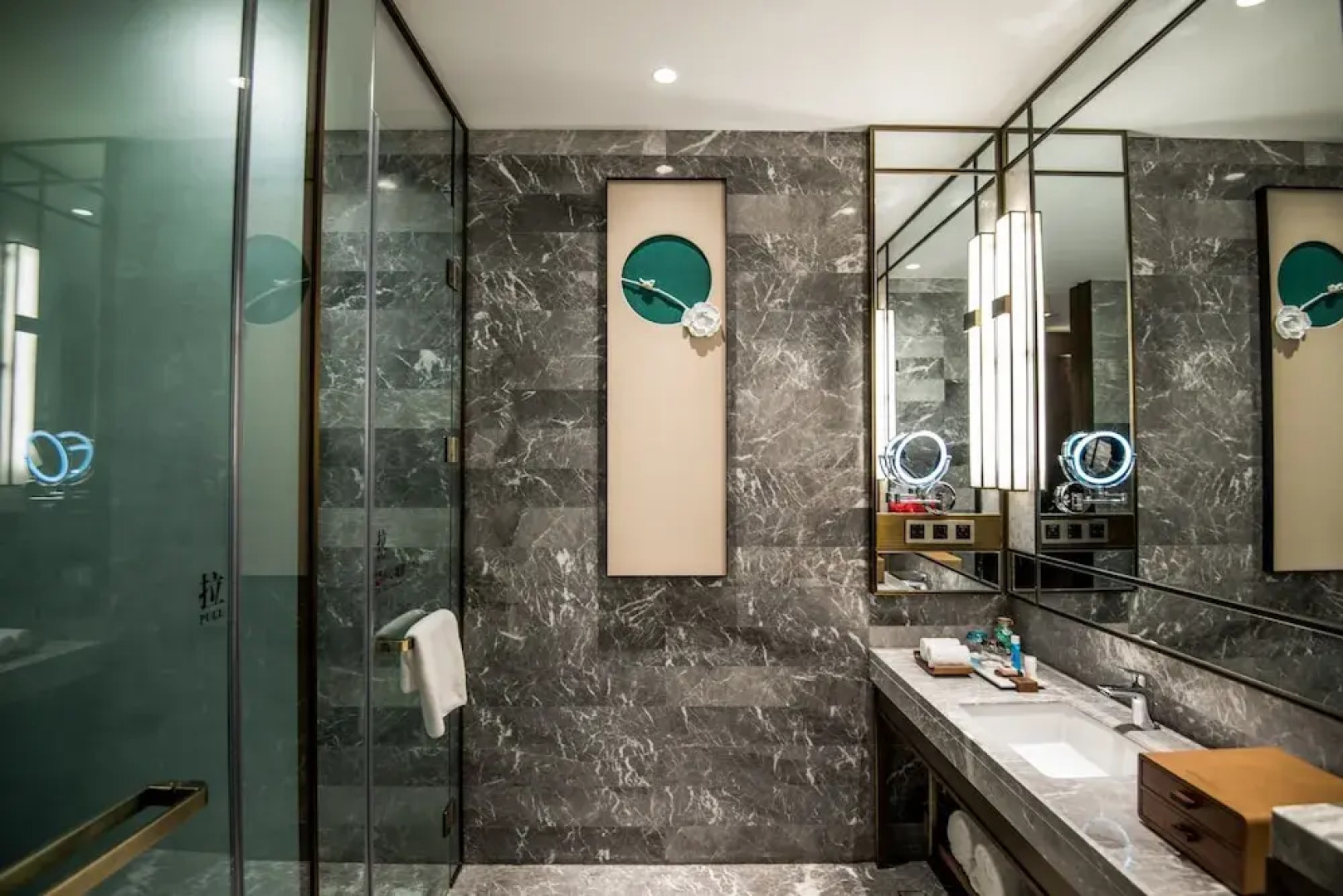 Yading Peninsula Hotel