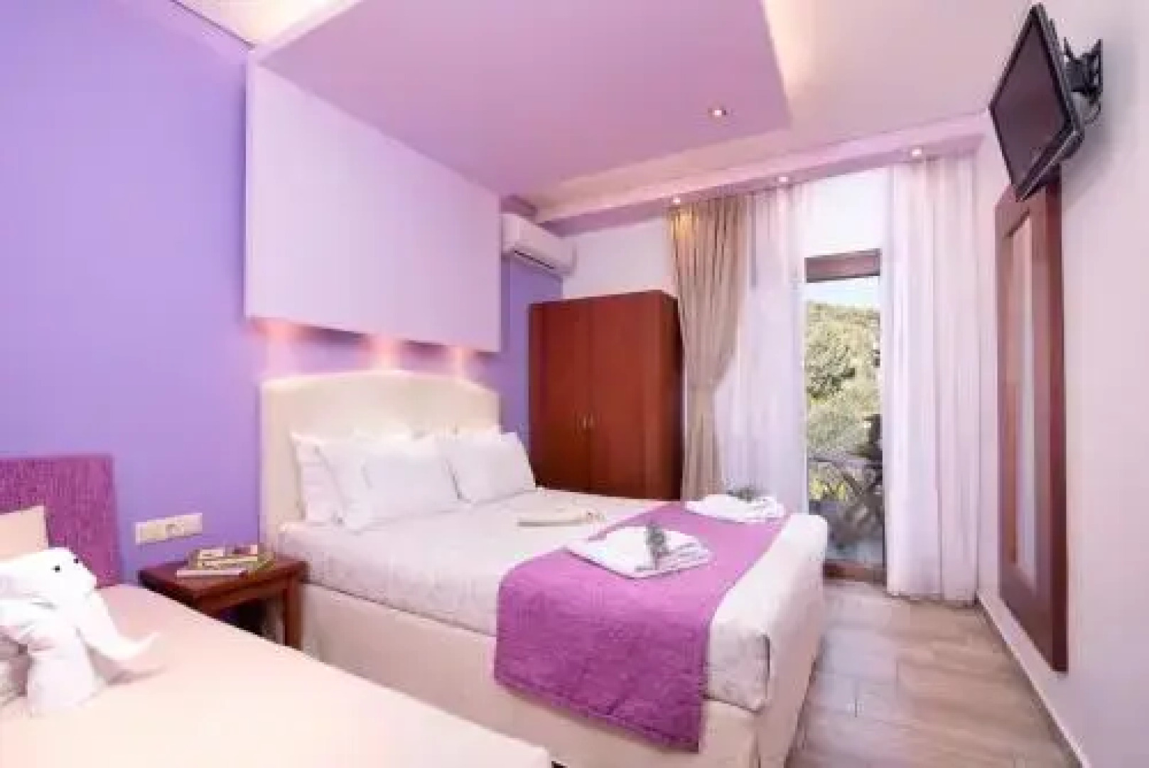 Studios Apartments Irini Patira