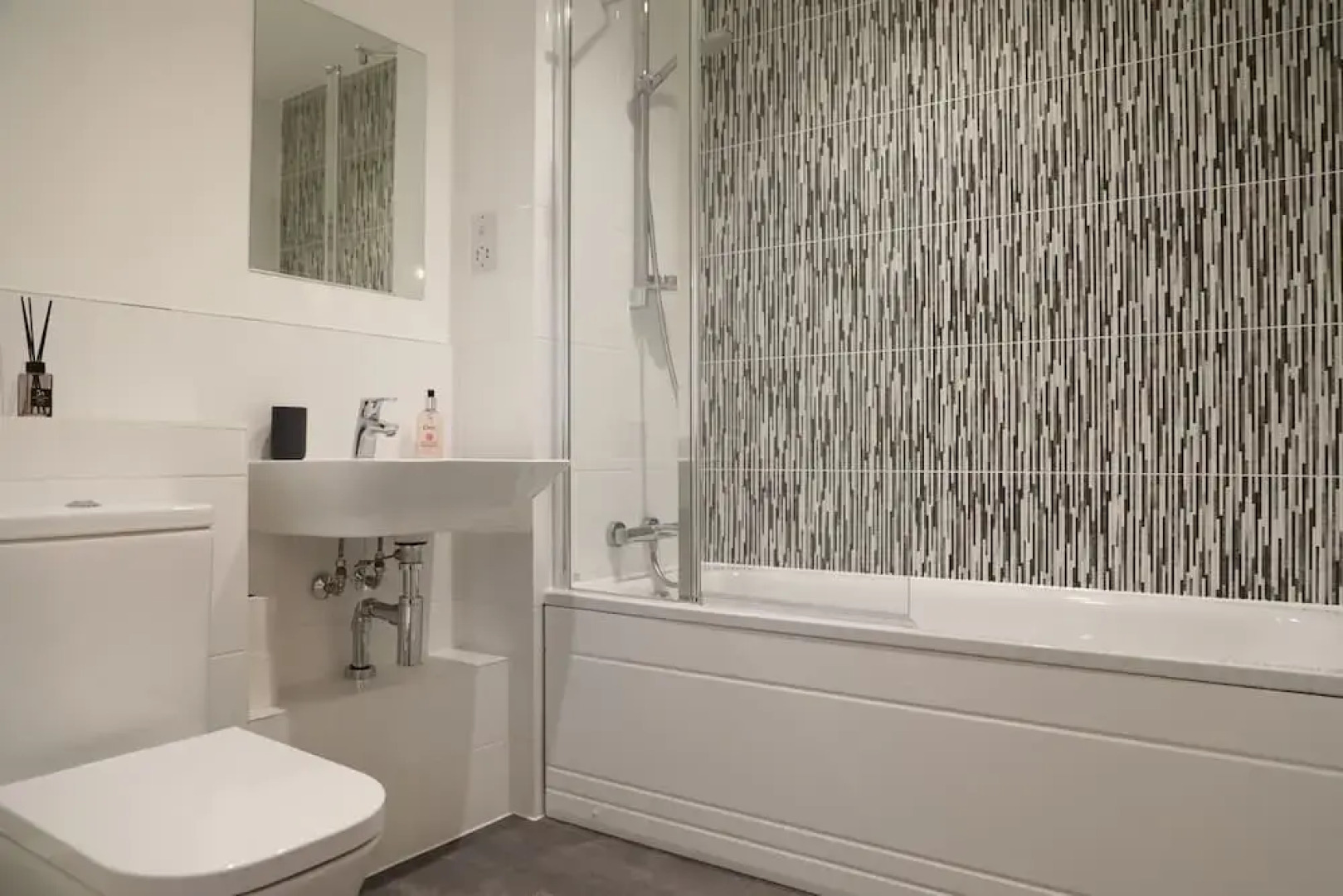 Luxury Bath Riverside Apt Parking & Gym