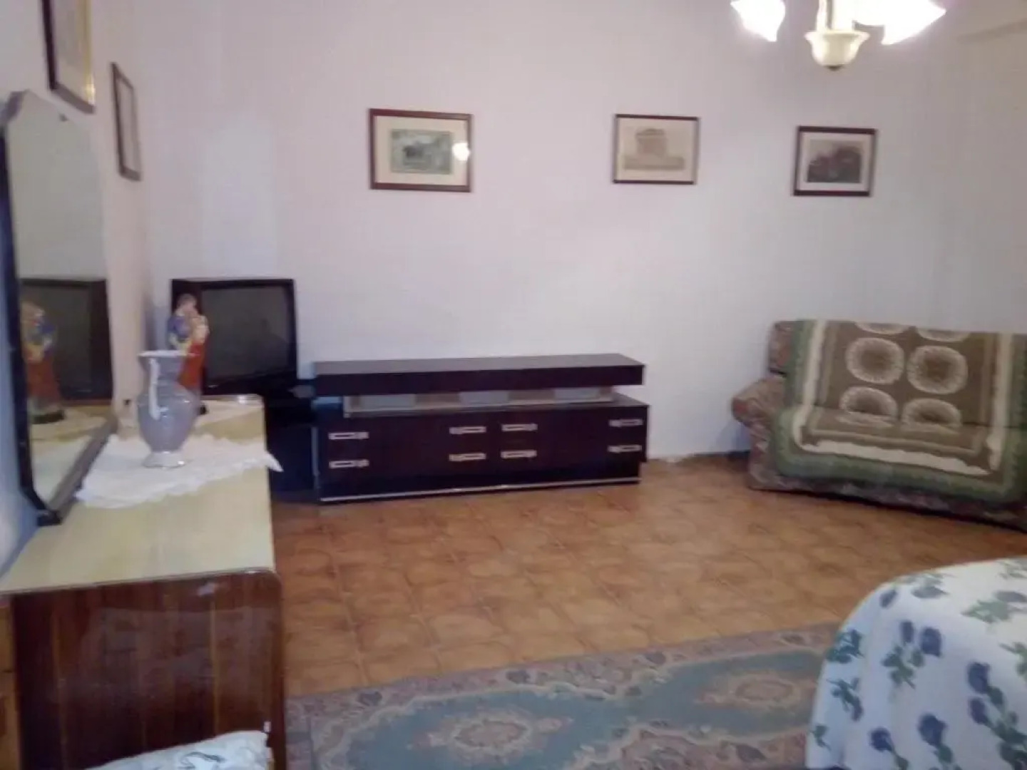 La piazza piccola alle spalle Del castello