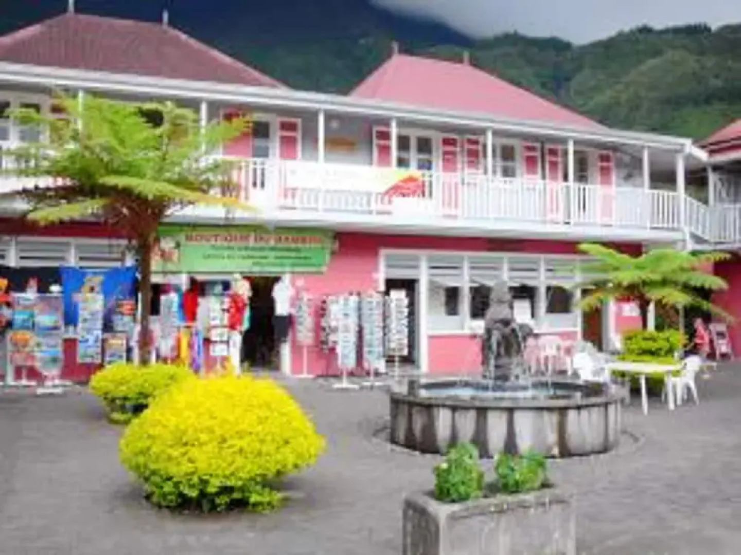 House with 2 Bedrooms in Hell-Bourg, with Wonderful Mountain View, Enclosed Garden And Wifi - 89 Km From the Beach