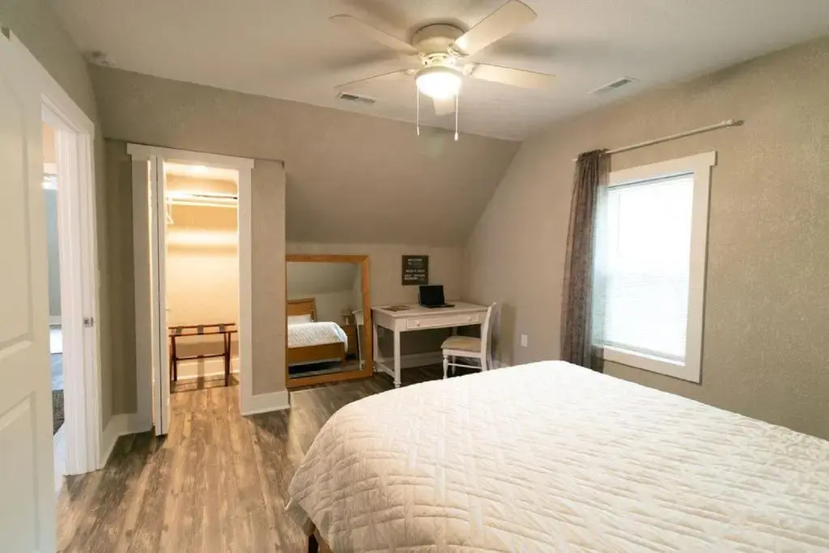 Spacious Rustic Downtown Market St 1 Bedroom Apt, Sleeps Up to 5, Steps to Honeywell & Eagles Theatre