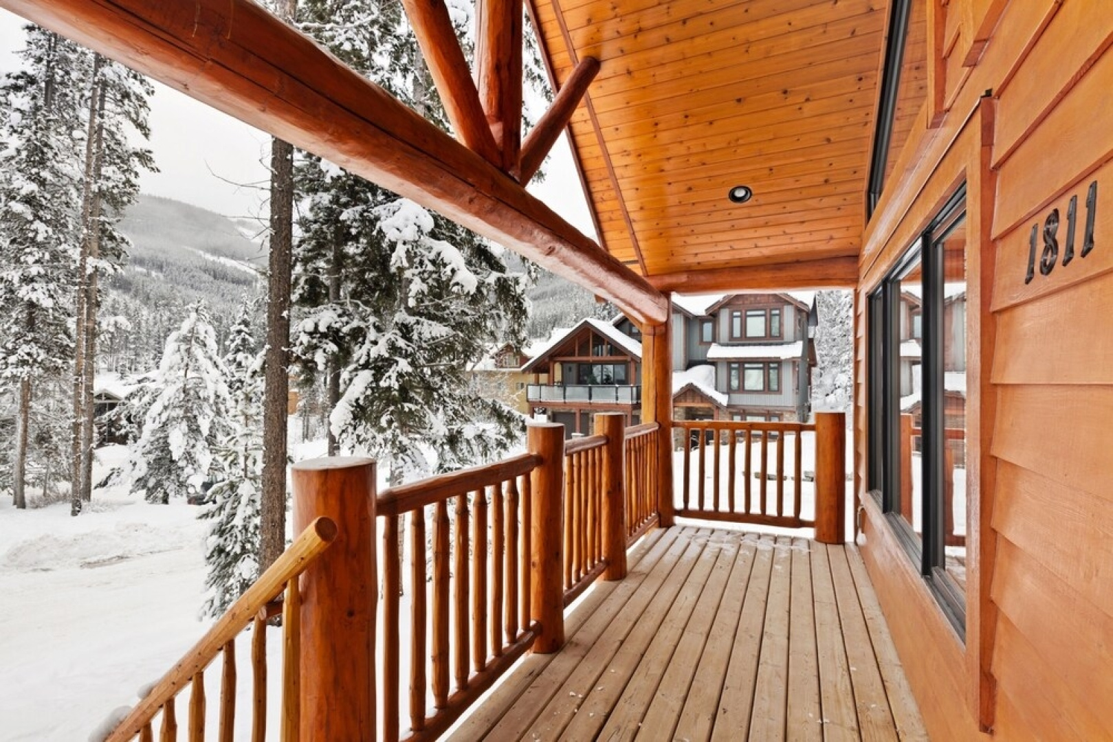 MODERN 4,500 sqft Ski Chalet: 5 Br + 6 Ba | Pool Table | Pool + PRIVATE Hot Tub