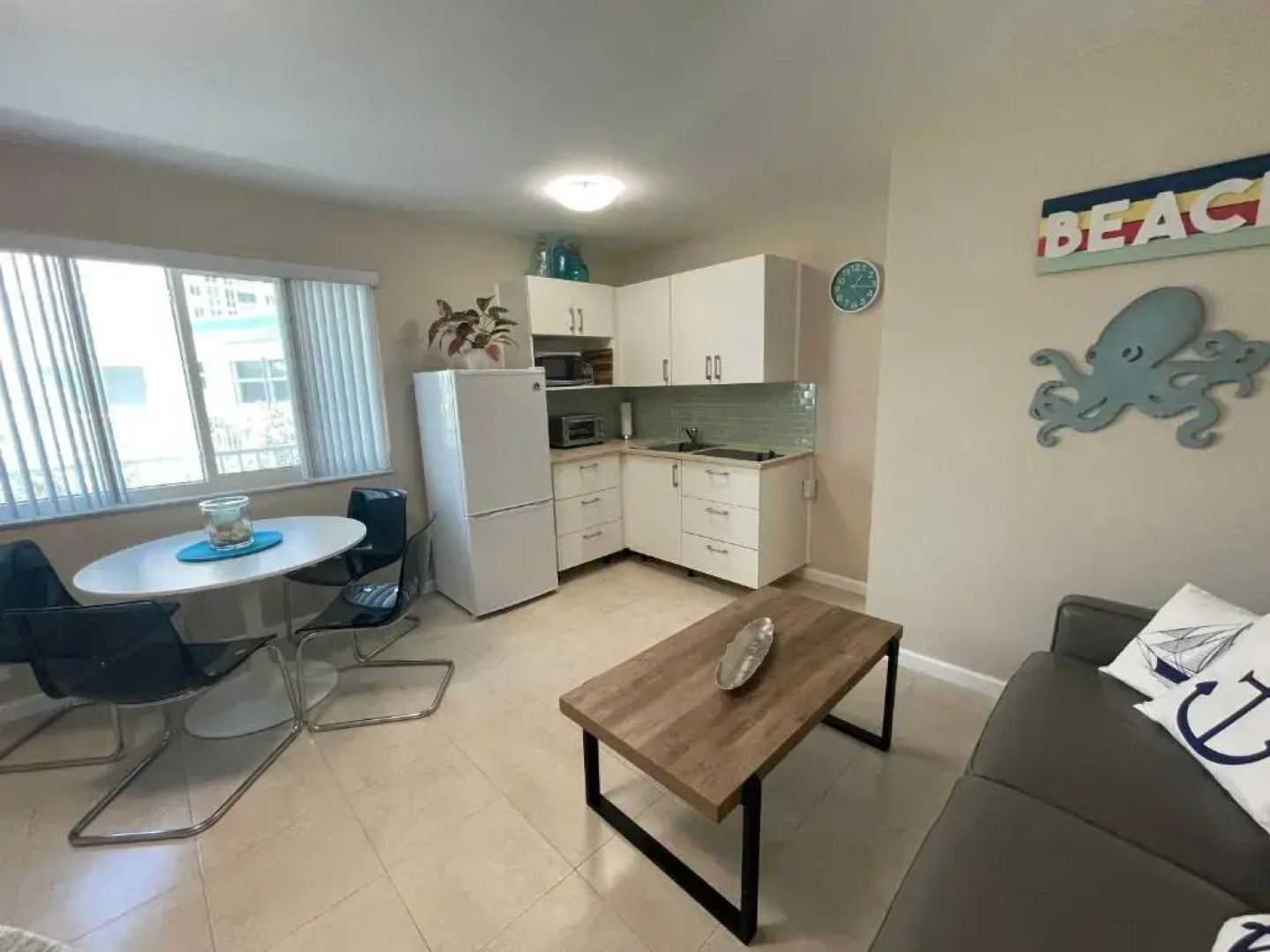 Studio right on the beach at Lauderdale By The Sea