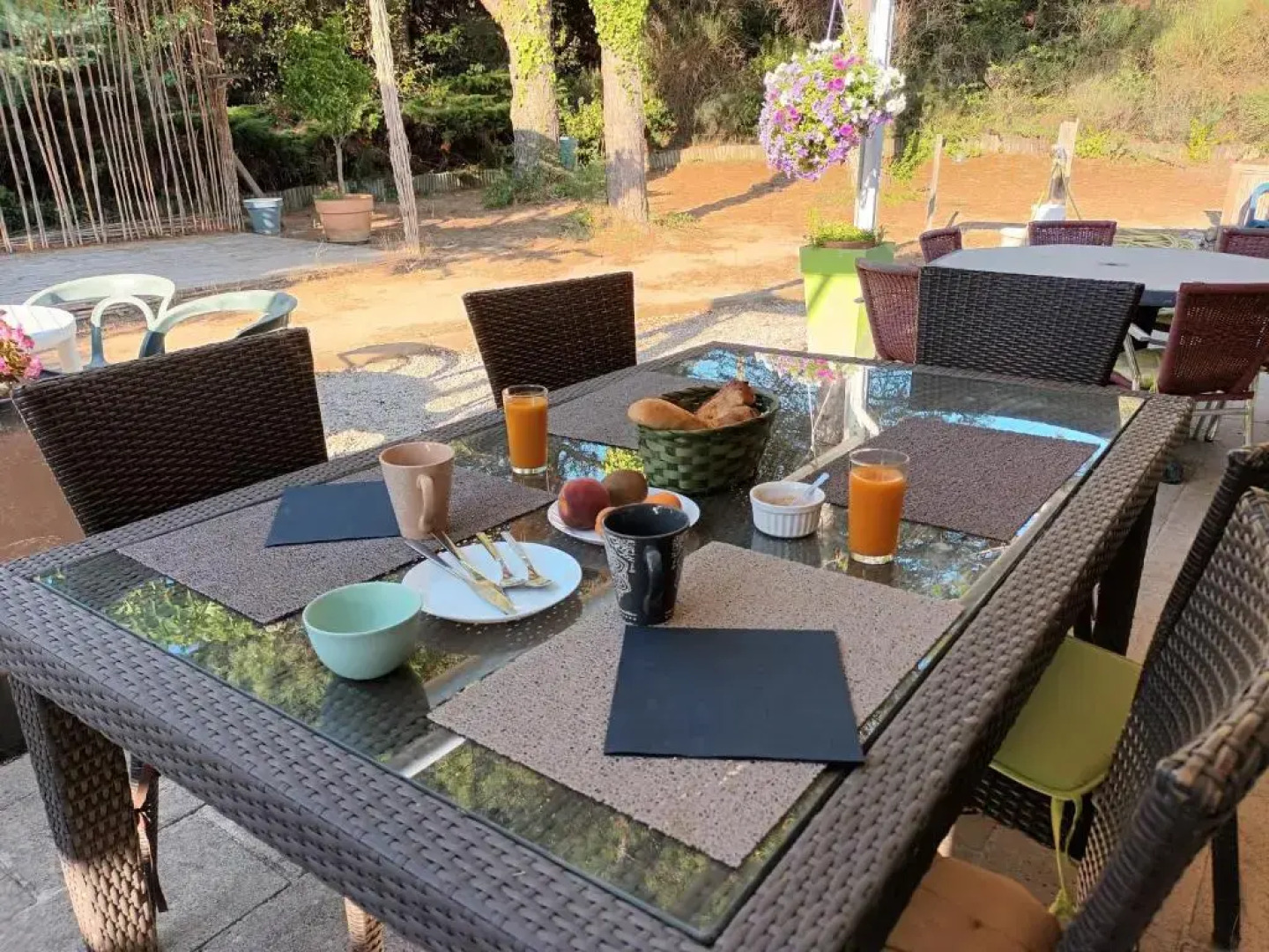 Chambres tomate, dans maison avec petit escalier et Stanna, à 6km du festival de piano de la roque d'anthéron