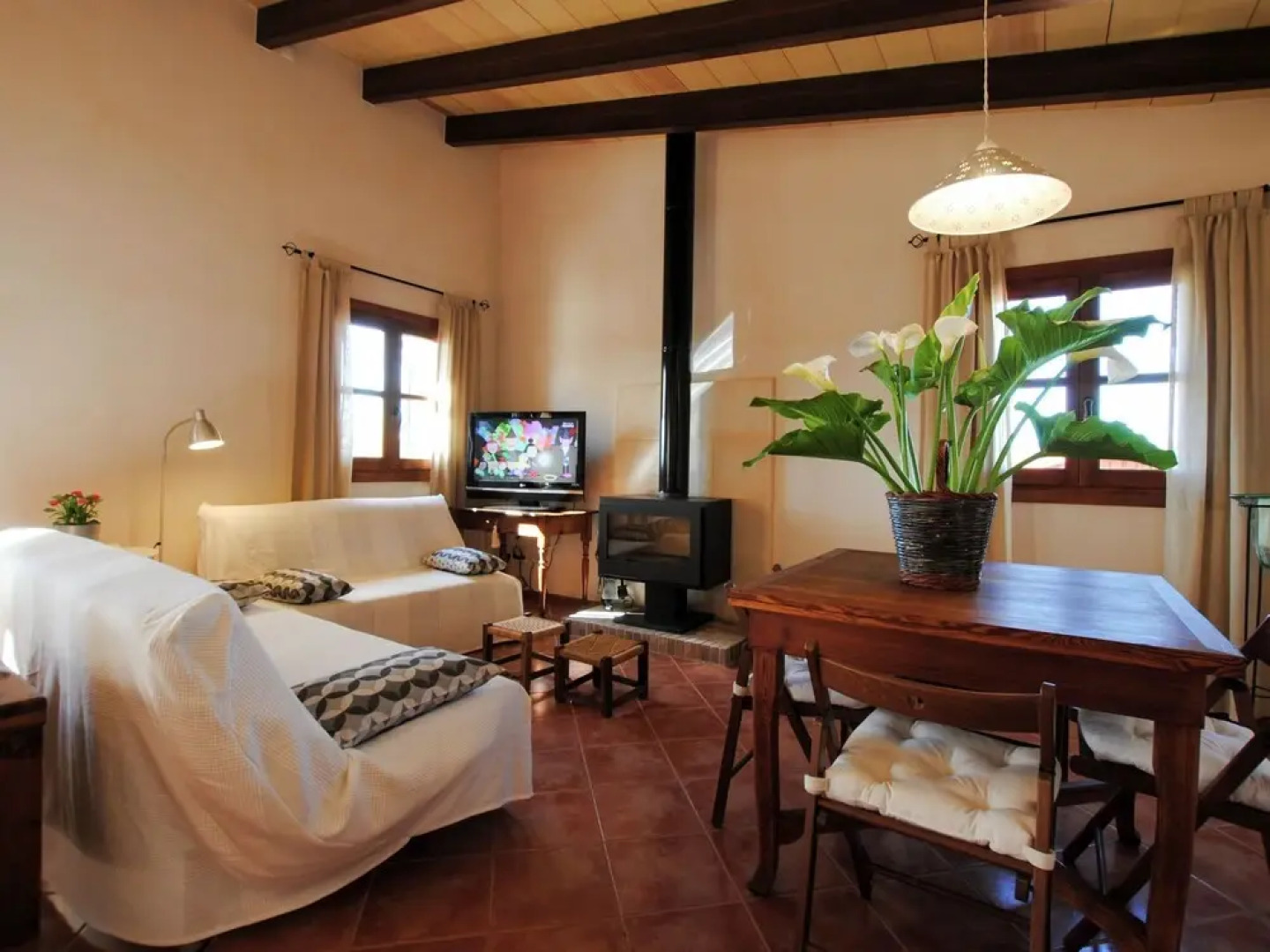 Spacious Cottage Near Santa Maria del Camí Centre