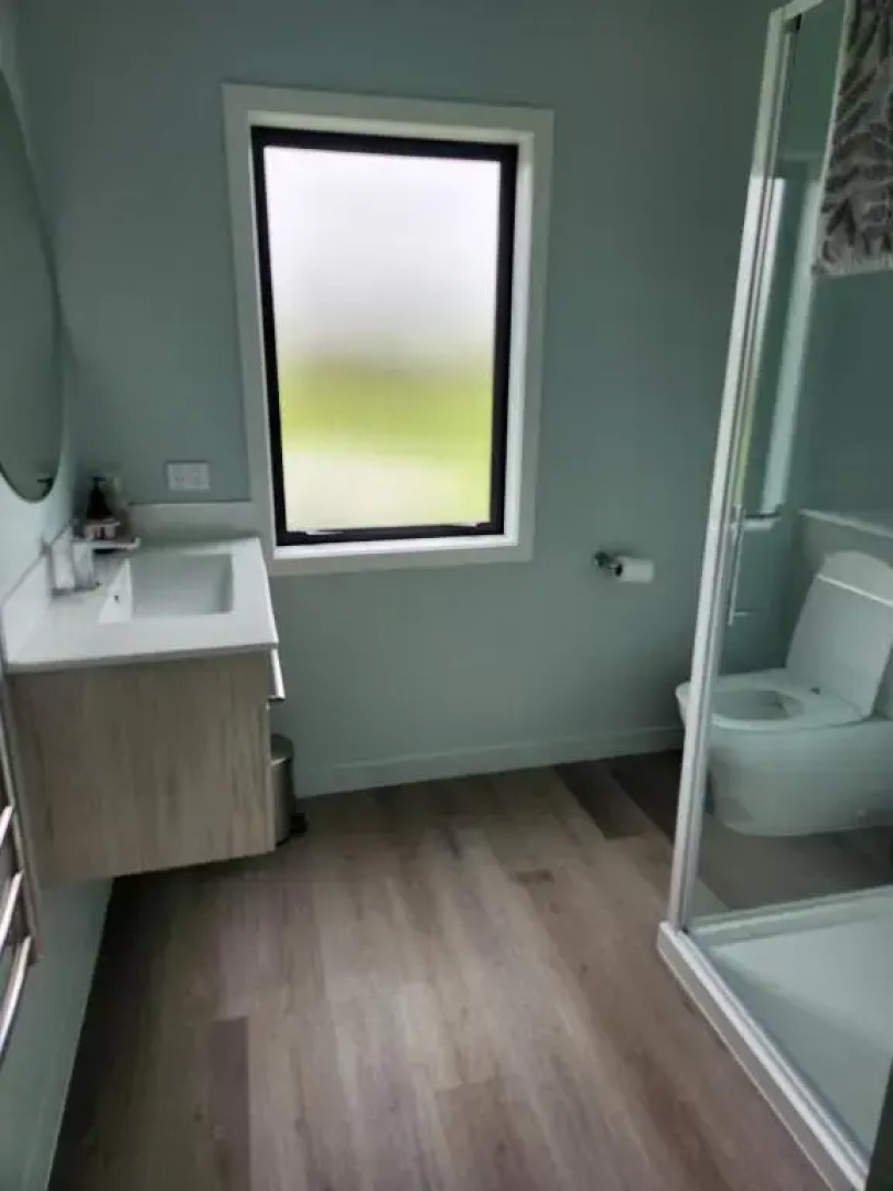 Brand New Two-Bedroom Cosy Cottage with Hobbit House sleep-out