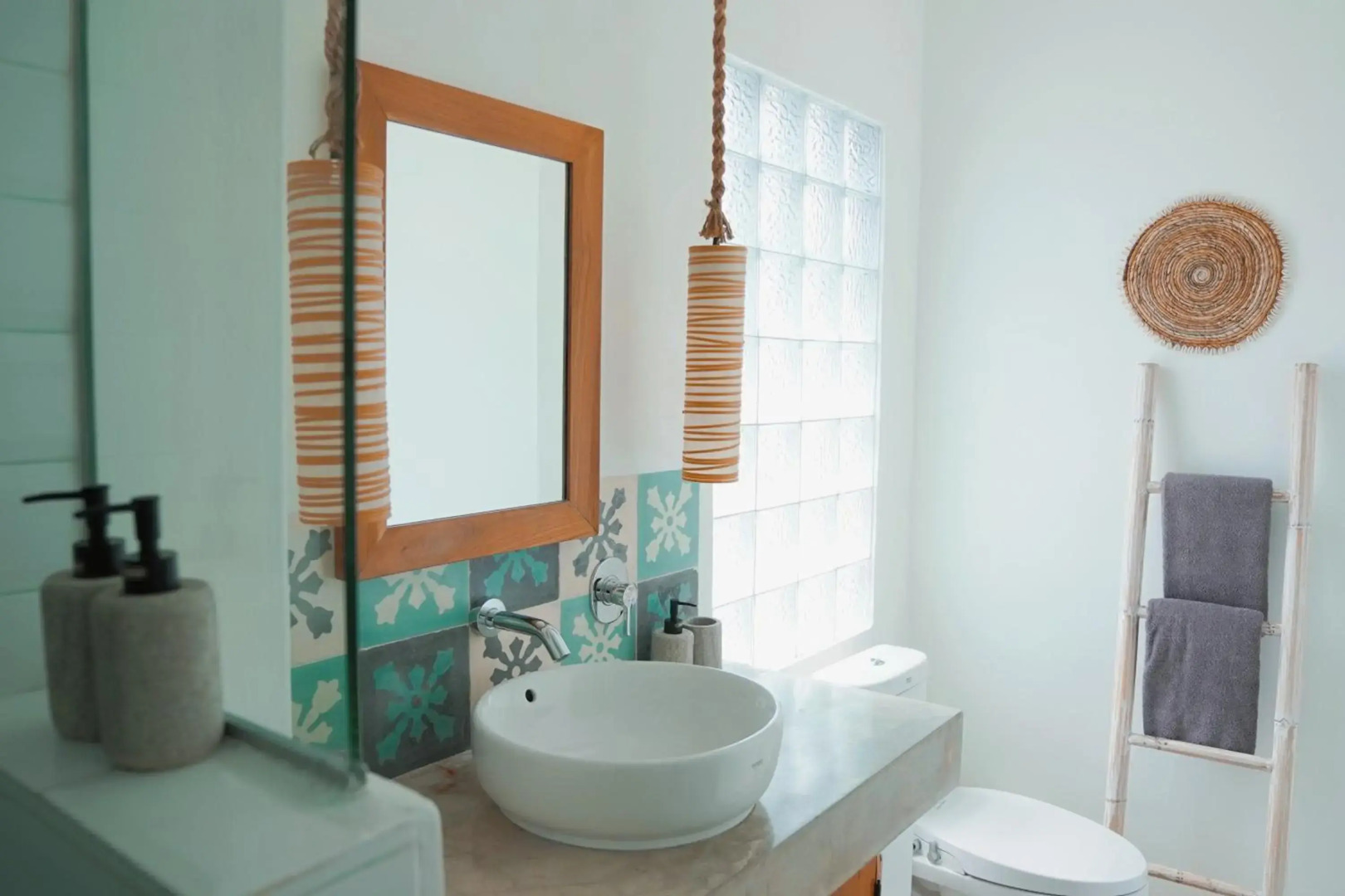 Seaesta Komodo Hotel & Hostel