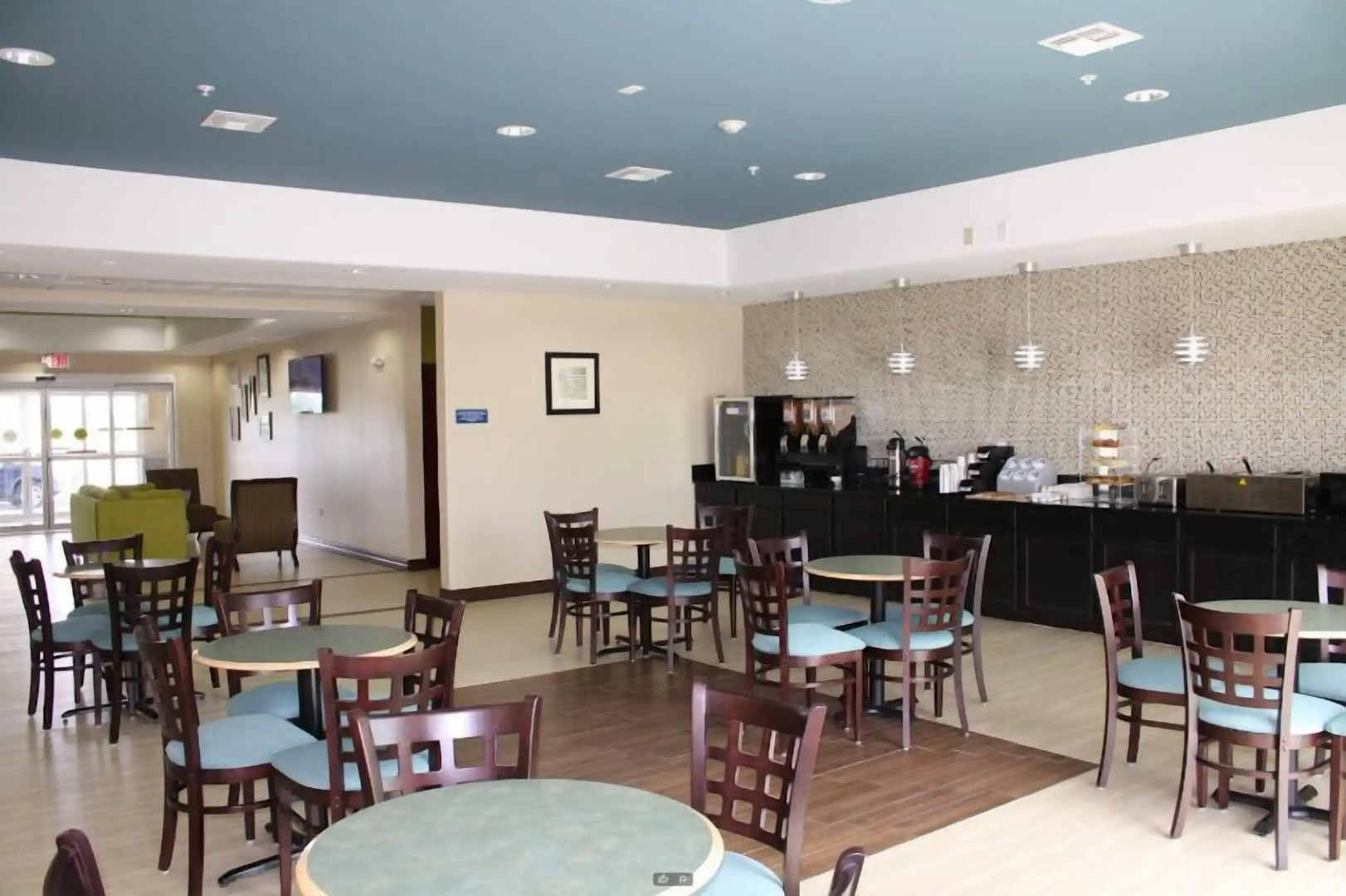 La Plaza Inn & Suites