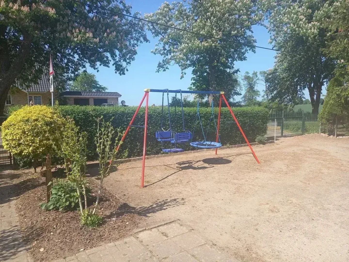 Schone Zweizimmer-ferienwohnung mit Pool im Garten